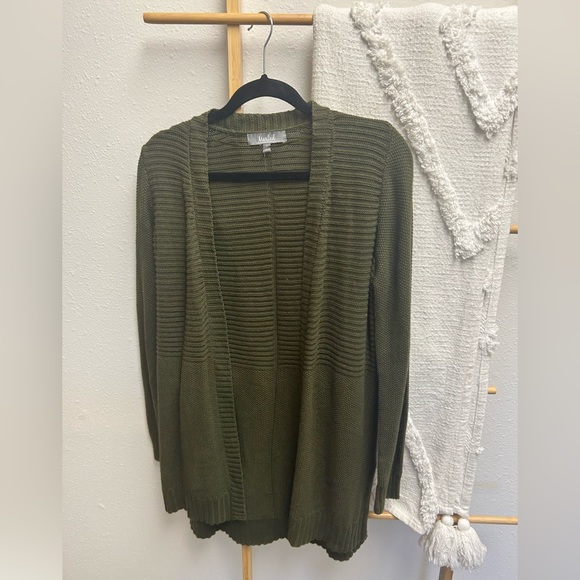 Green sweater - Picture 1 of 2